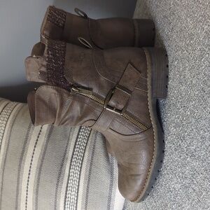 Women's brown sweater top booty bootie size 8